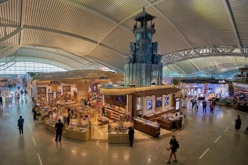 Khu vực miễn thuế rộng lớn với đa dạng sản phẩm và đồ lưu niệm Bali